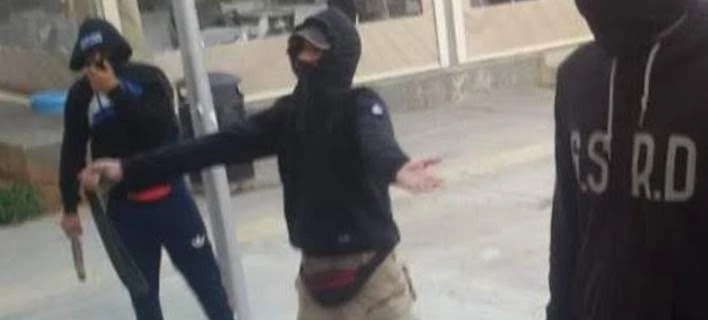 Πάτρα: Κουκουλοφόροι έβαλαν φωτιά σε δίκυκλα -Συναγερμός στην ΕΛ.ΑΣ.